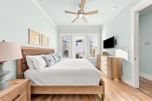 4 bedrooms, hypo-allergenic bedding, iron/ironing board, WiFi - Low-Speed Vehicle, Heated Pool, and Cornhole Field (Miramar Beach)