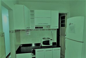 Kjøleskap, mikrobølgeovn, kokeplater og kaffetrakter/tekoker