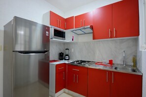 Mikrobølgeovn, kaffetrakter/tekoker, hurtigmikser og kjøkkenutstyr