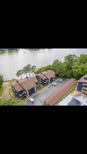 Exterior - Beautiful Lakefront  with Covered Boat Slip (Hot Springs)