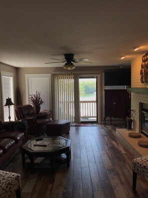 Living area - Beautiful Lakefront  with Covered Boat Slip (Hot Springs)