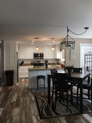 Dining - Beautiful Lakefront  with Covered Boat Slip (Hot Springs)