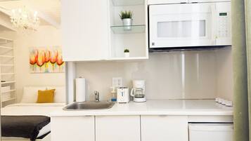 KĂŒhlschrank, Mikrowelle, Herdplatte, Wasserkocher mit Kaffee-/Teezubehör