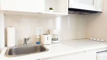 KĂŒhlschrank, Mikrowelle, Herdplatte, Wasserkocher mit Kaffee-/Teezubehör