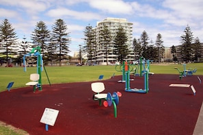 Reserve across the road with children's play area and outdoor exercise equipment - Large Family 2 bdrm. Sleeps up to 7. Glenelg (Glenelg)