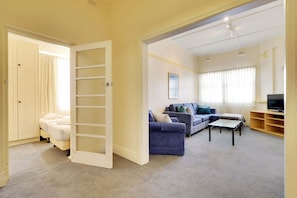 Living area - Large Family 2 bdrm. Sleeps up to 7. Glenelg (Glenelg)