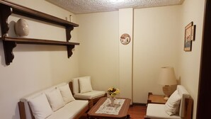 Family Room | Living area | 32-inch flat-screen TV with cable channels, TV - casa sayuri (Cuenca)