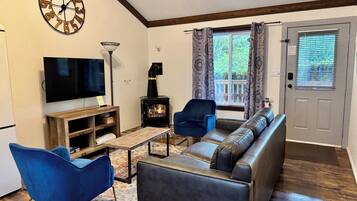 Smart TV, fireplace, streaming services