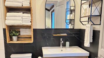 Combined shower/tub, hair dryer, towels