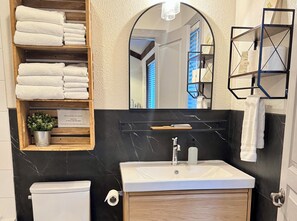 Combined shower/tub, hair dryer, towels