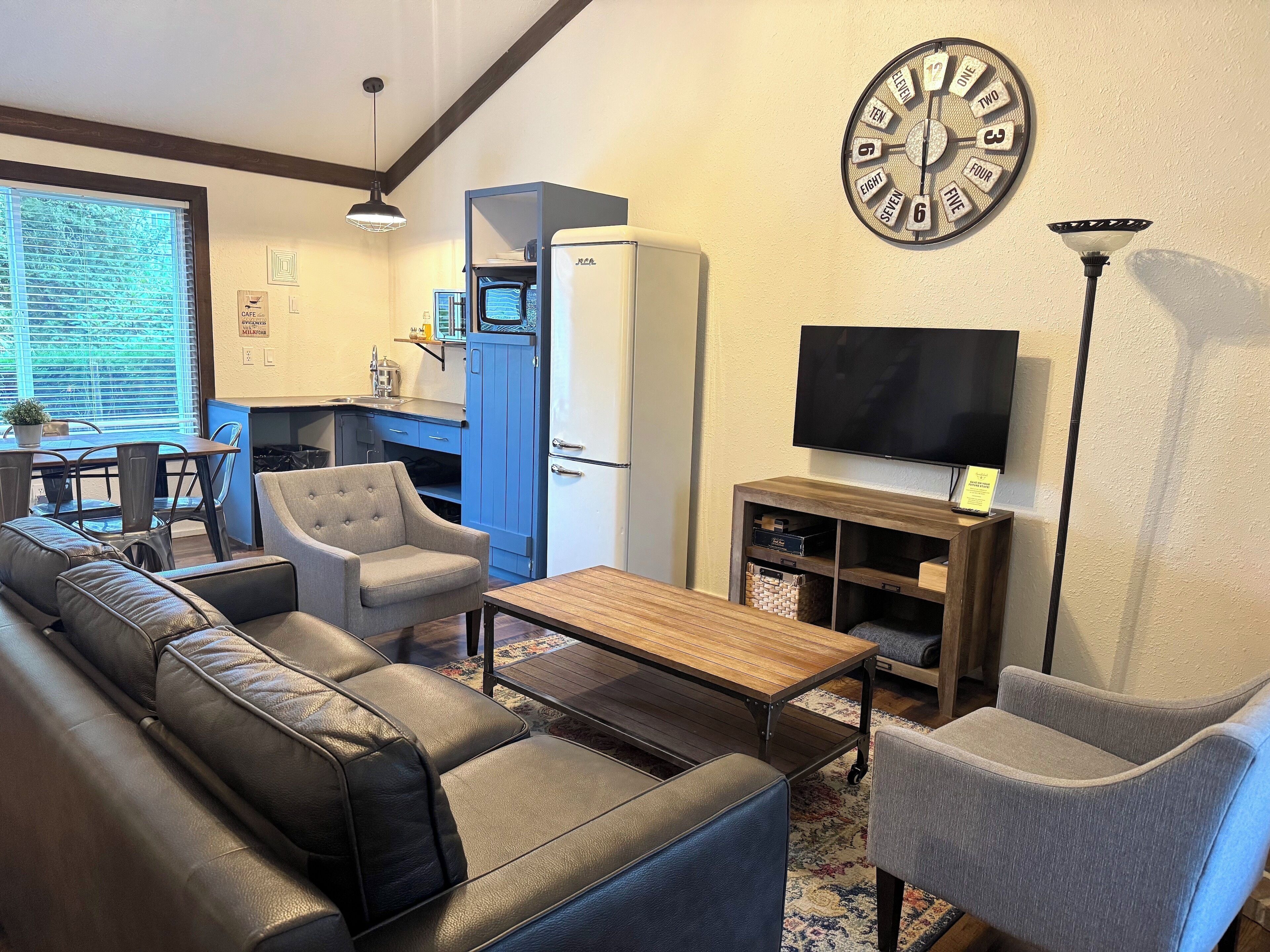 スマートテレビ、暖炉、ストリーミングサービス