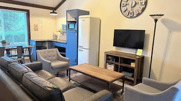 Smart TV, fireplace, streaming services