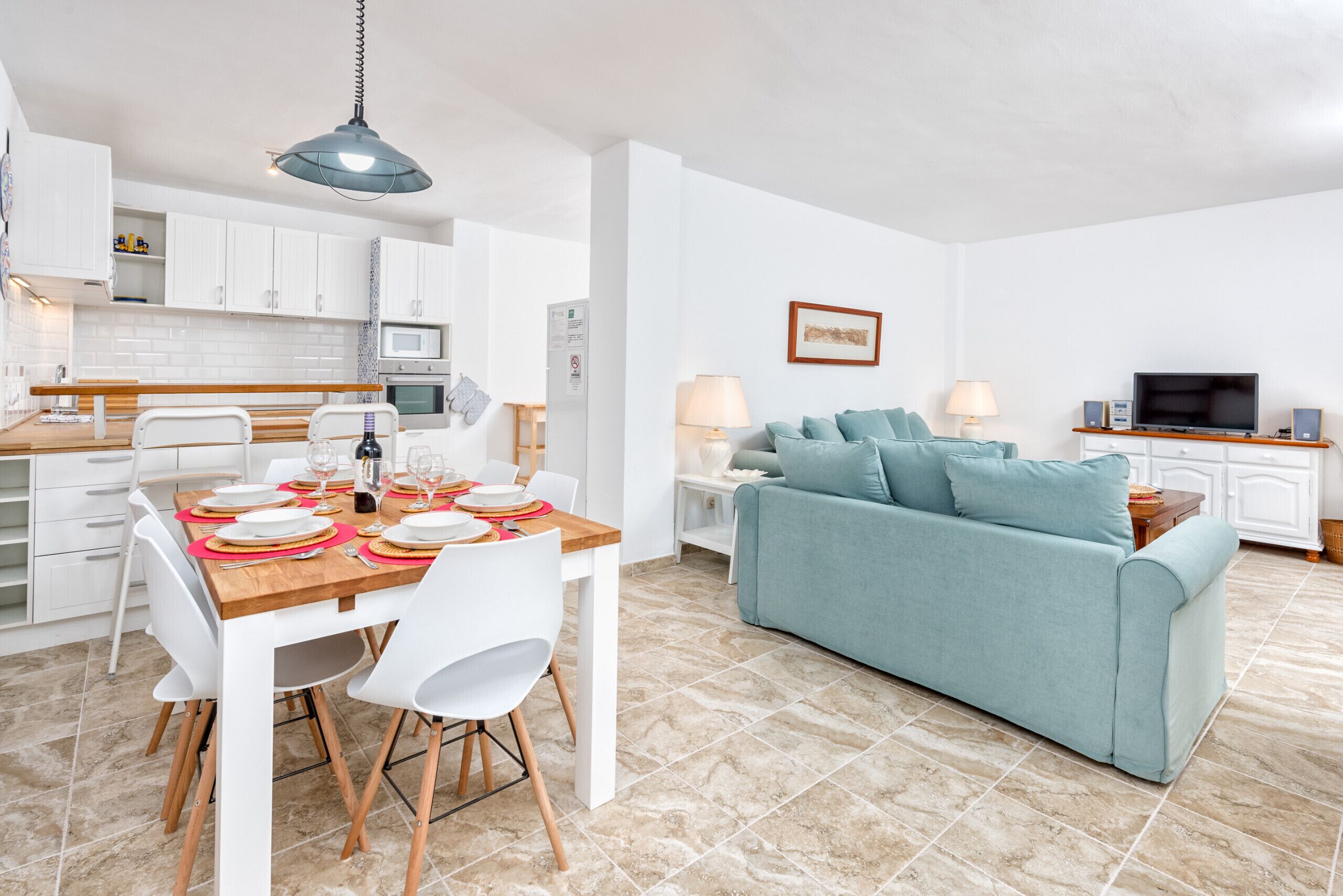 Un appartement moderne comprenant un coin repas, une cuisine et un salon.