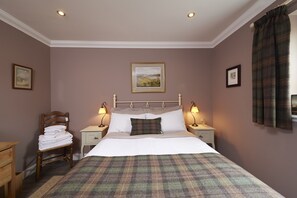 1 bedroom, desk, iron/ironing board, free WiFi - Scottish Highlands - Tranquil & Cosy Rural Cottage, surrounded by wildlife (Kiltarlity)