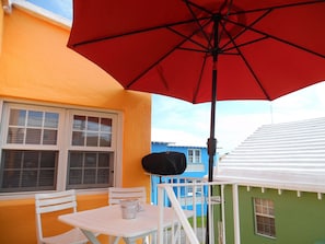 Outdoor dining - PalmSprings Accommodations - 3 Bedroom Cottage Near Horseshoe Bay (Hamilton)