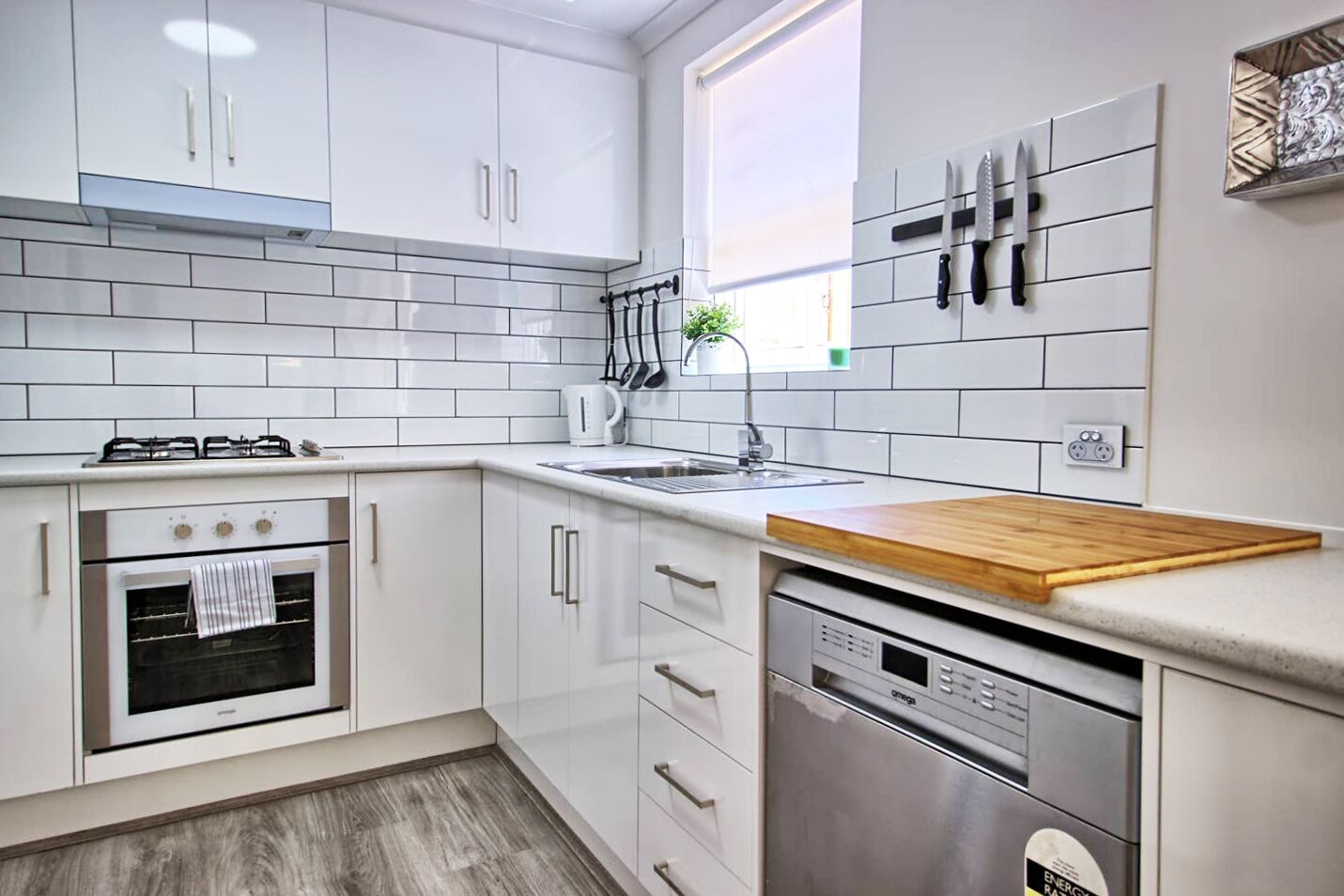 Courtyard 2 bdm close to airport, beach & city