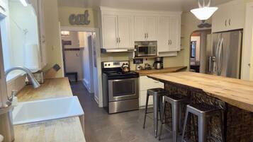 Fridge, microwave, oven, coffee/tea maker