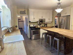 Fridge, microwave, oven, coffee/tea maker