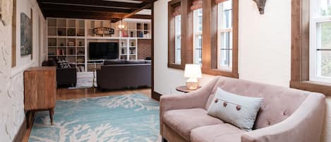 智能電視、壁爐、書籍