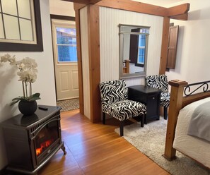 5 bedrooms, desk, iron/ironing board, WiFi - 5 Bedroom House | Accommodates up to 12 | Right in Harrison Hot Springs (Harrison Hot Springs)