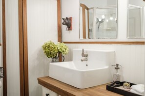 وحدات دش مع أحواض استحمام، مجففات شعر، مناشف، صابون