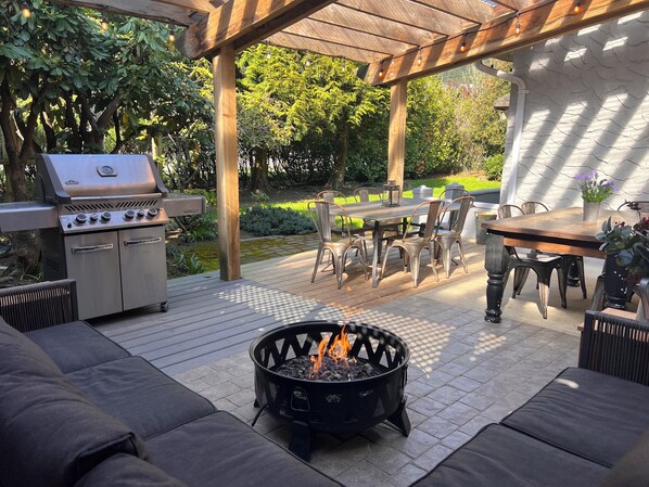 Outdoor dining - 5 Bedroom House | Accommodates up to 12 | Right in Harrison Hot Springs (Harrison Hot Springs)