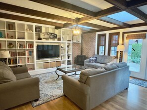 Smart TV, fireplace, books - 5 Bedroom House | Accommodates up to 12 | Right in Harrison Hot Springs (Harrison Hot Springs)