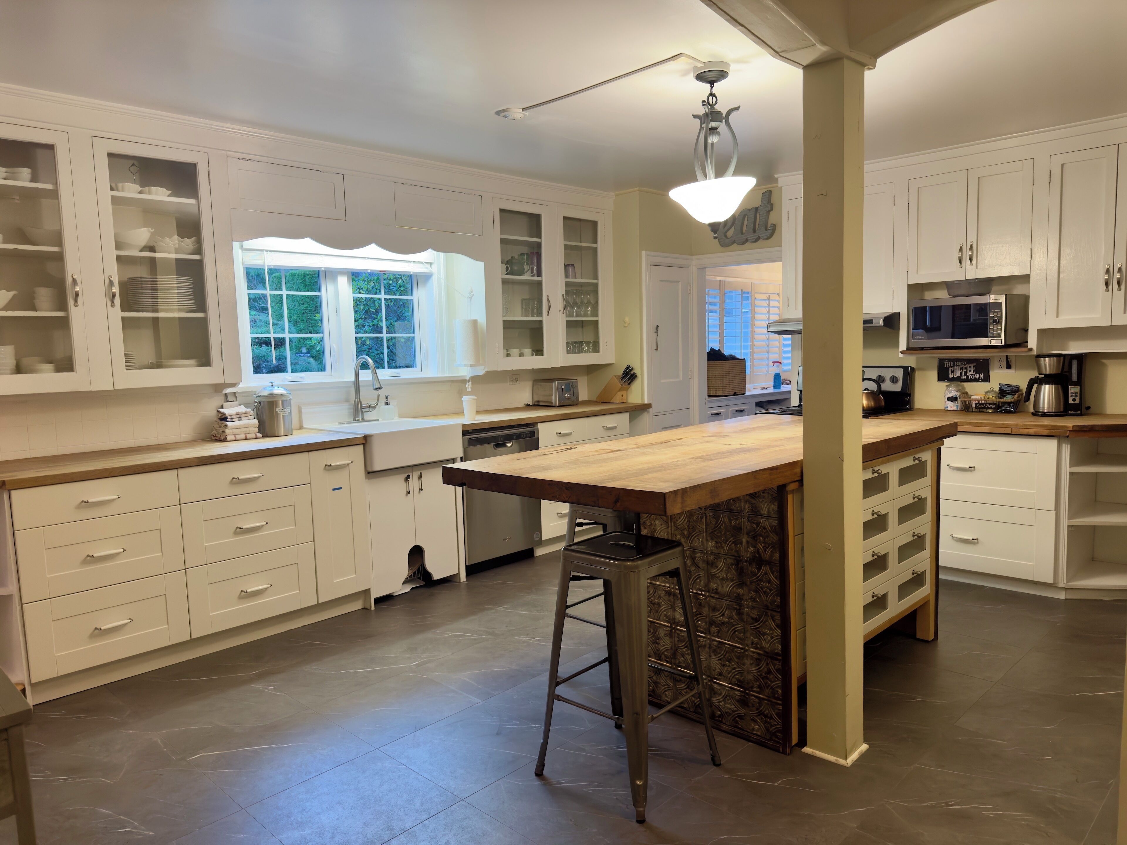 冷蔵庫、電子レンジ、オーブン、コーヒー / ティーメーカー