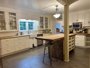 Fridge, microwave, oven, coffee/tea maker