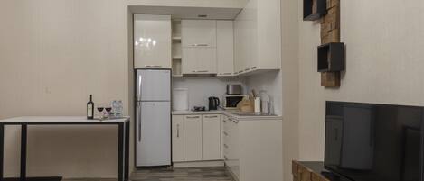 Fridge, microwave, oven, coffee/tea maker