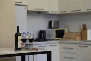 Geladeira, micro-ondas, fogão, cafeteira/chaleira