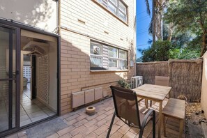 Outdoor dining - Riverside Courtyard Glenelg North | Pets Welcome (Glenelg North)