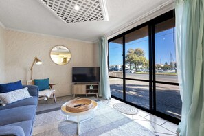 TV, offices - Riverside Courtyard Glenelg North | Pets Welcome (Glenelg North)