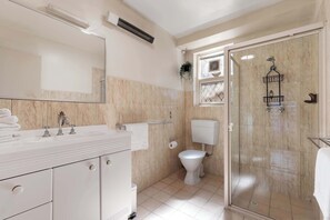 Douche, séchoir à cheveux, serviettes fournies, shampooing