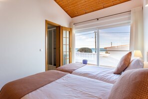 3 habitaciones, tabla de planchar con plancha, internet y ropa de cama
