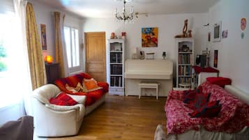 Télévision, lecteur de DVD, table de tennis de table, livres