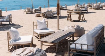 Erittäin erityinen Shelter Island Getaway w poreallas ja uima-allas, lähellä rantaa