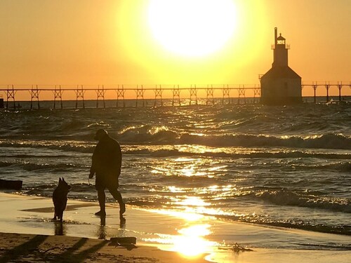 Historic and quiet St. Joseph neighborhood: Lovely comfortable 100 yo two story