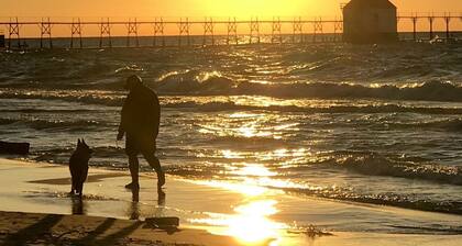 Historic and quiet St. Joseph neighborhood: Lovely comfortable 100 yo two story