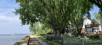 Historic and quiet St. Joseph neighborhood: Lovely comfortable 100 yo two story
