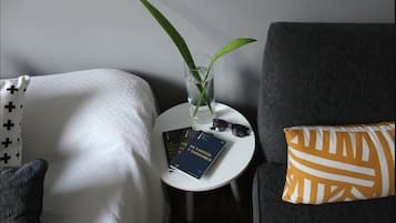 Tabla de planchar con plancha, wifi gratis y ropa de cama