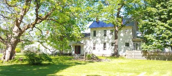Beautiful Saratoga Springs farmhouse on 2 acres near Broadway and Spac