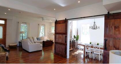 Beautiful Saratoga Springs farmhouse on 2 acres near Broadway and Spac