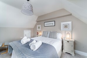5 bedrooms, iron/ironing board, WiFi, bed sheets - Merlins - Saltings Reach, Lelant - Sleeps 10 - Parking for Two Cars - Dog Friendly (Hayle)