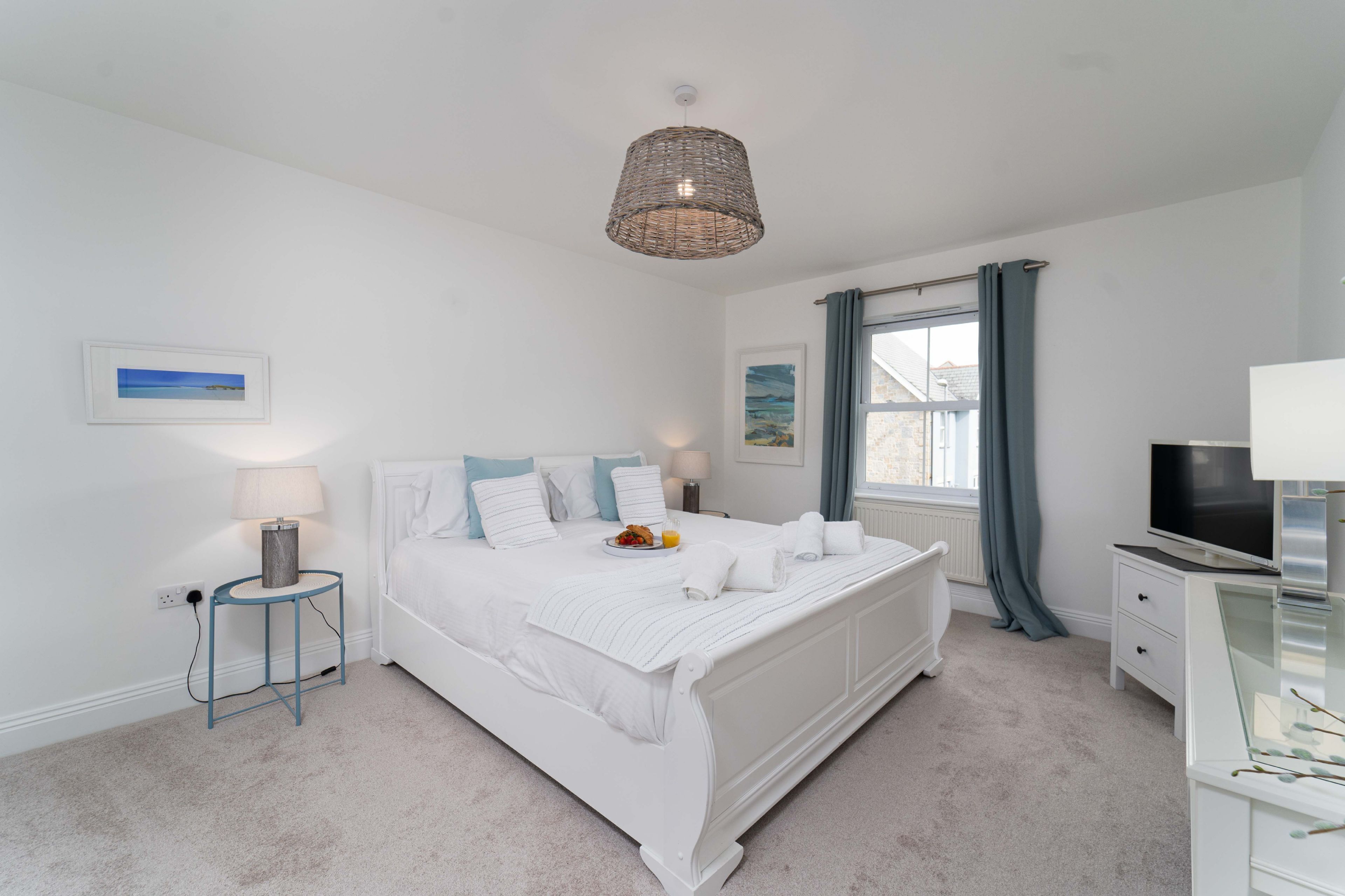 5 bedrooms, iron/ironing board, WiFi, bed sheets