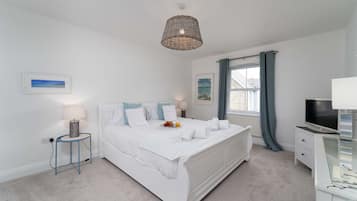 5 bedrooms, iron/ironing board, WiFi, bed sheets