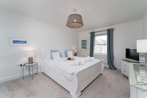 5 bedrooms, iron/ironing board, WiFi, bed sheets - Merlins - Saltings Reach, Lelant - Sleeps 10 - Parking for Two Cars - Dog Friendly (Hayle)