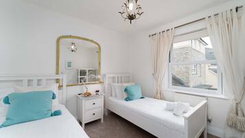 5 bedrooms, iron/ironing board, WiFi, bed sheets