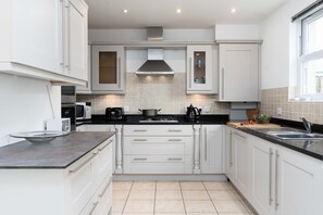 Fridge, microwave, oven, dishwasher - Merlins - Saltings Reach, Lelant - Sleeps 10 - Parking for Two Cars - Dog Friendly (Hayle)