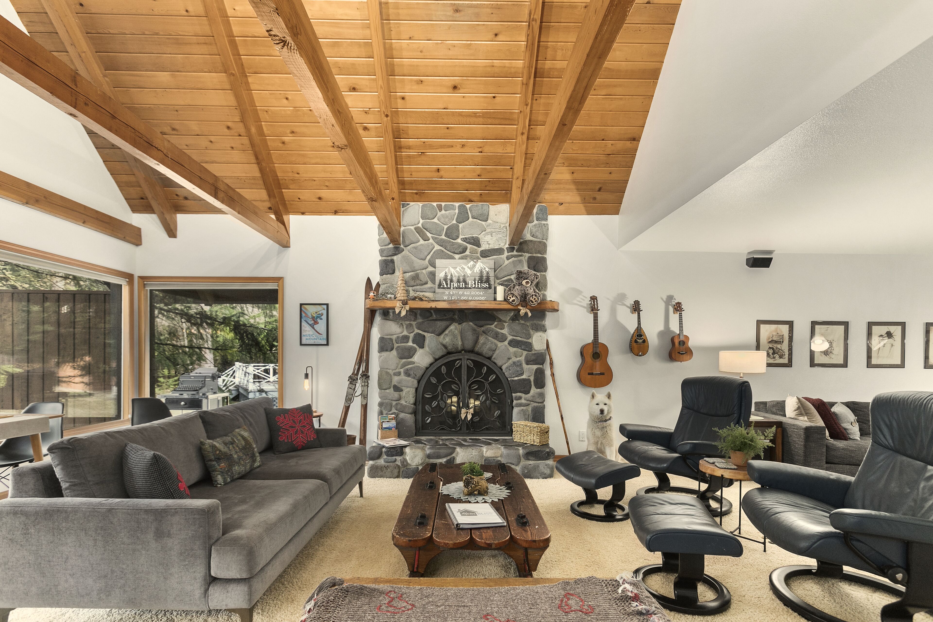 Smart TV, fireplace, Netflix, Hulu